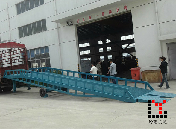 移動(dòng)式液壓登車(chē)橋